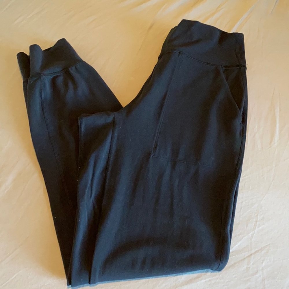 Lululemon amazing condition black joggers with pockets.